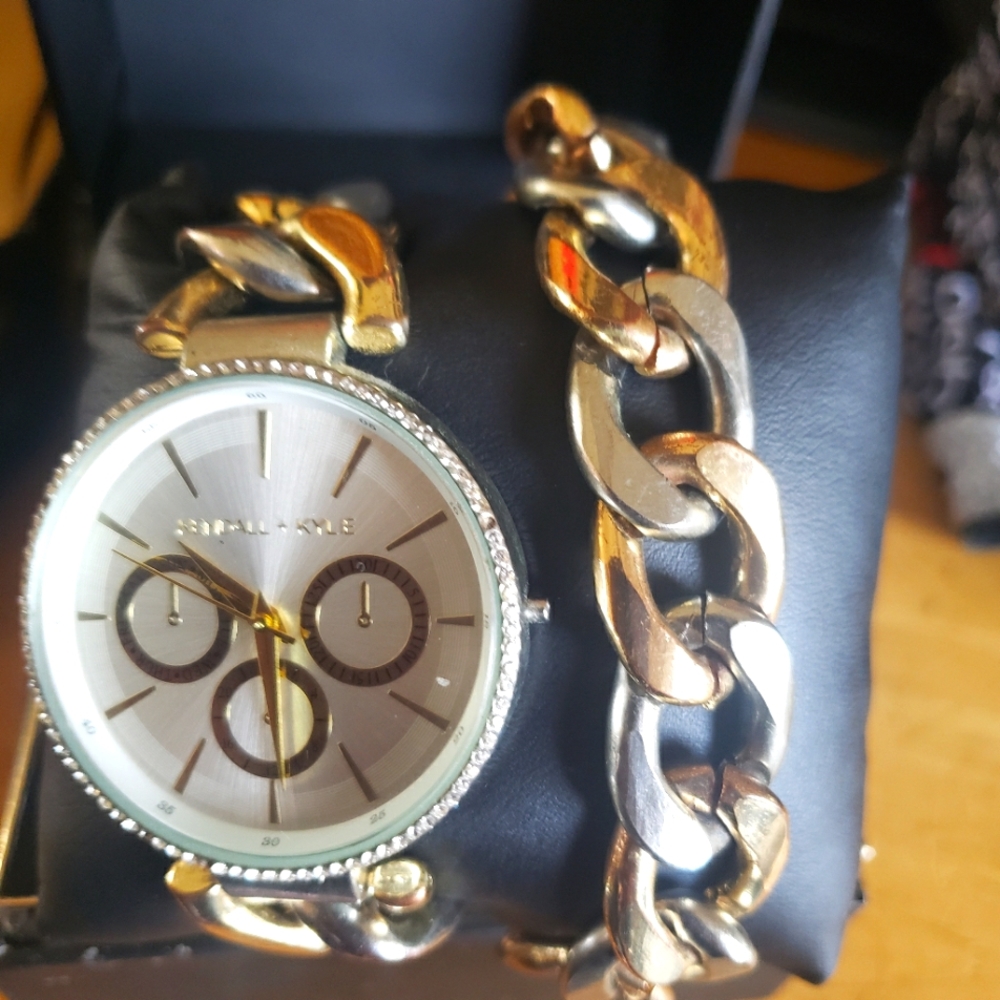 Kendall and Kylie watch with matching bracelet